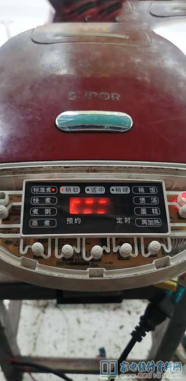 客户送修的电饭锅内盖打开全是霉菌
