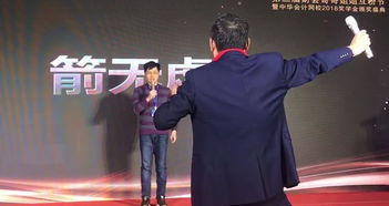 颁奖现场的温馨瞬间——女友为赵心童细心整理头发